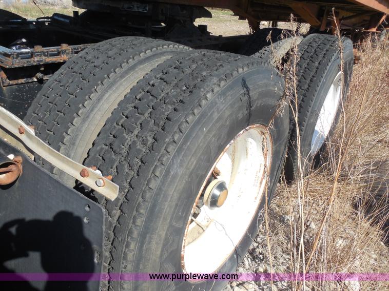 image for item I1314 1991 Freightliner FLA semi truck