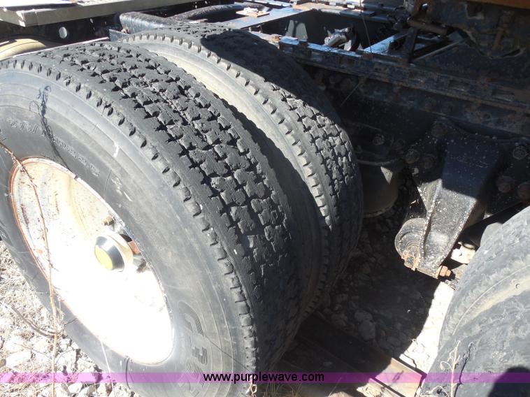 image for item I1314 1991 Freightliner FLA semi truck