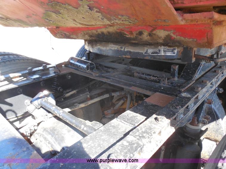 image for item I1314 1991 Freightliner FLA semi truck