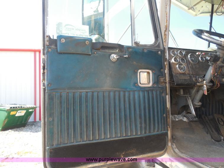 image for item I1315 1980 Kenworth semi truck