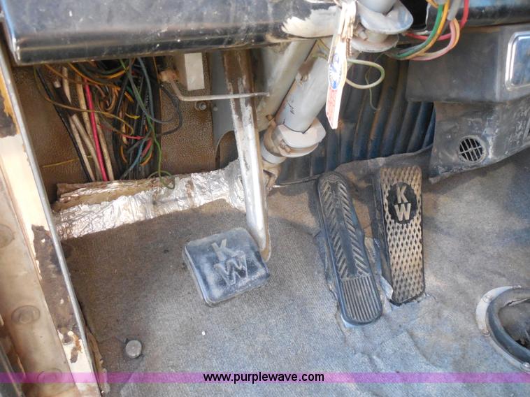 image for item I1315 1980 Kenworth semi truck