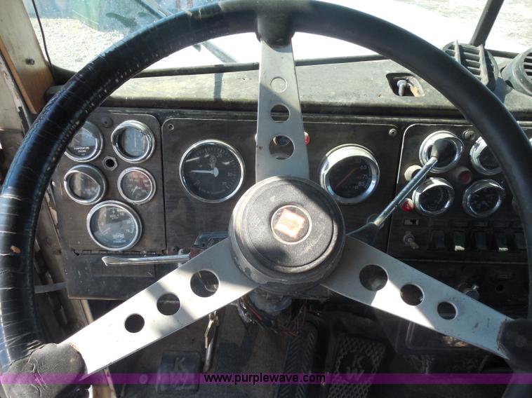 image for item I1315 1980 Kenworth semi truck