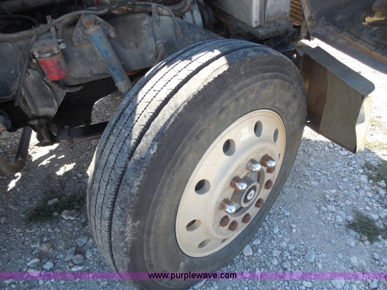 image for item I1315 1980 Kenworth semi truck