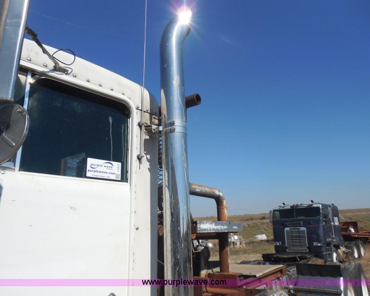 image for item I1315 1980 Kenworth semi truck