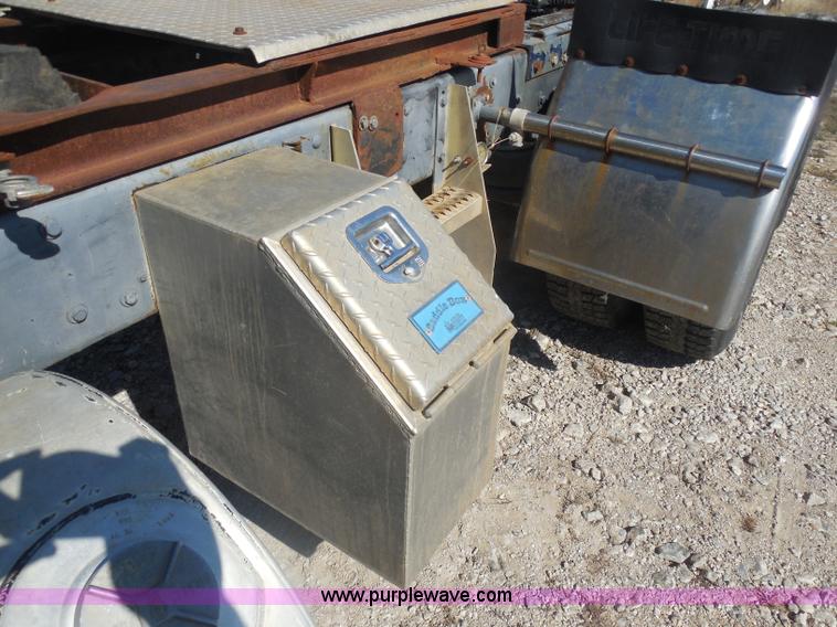 image for item I1315 1980 Kenworth semi truck