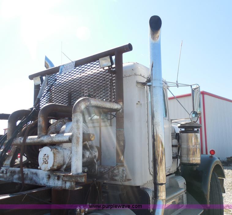 image for item I1315 1980 Kenworth semi truck