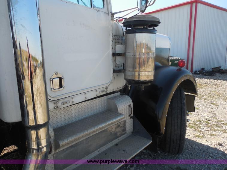 image for item I1315 1980 Kenworth semi truck