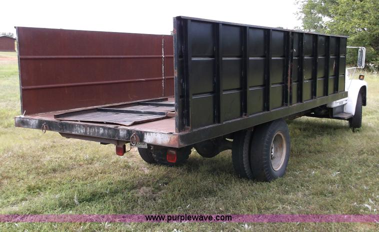 image for item M9267 1974 International Loadstar 1700 service truck