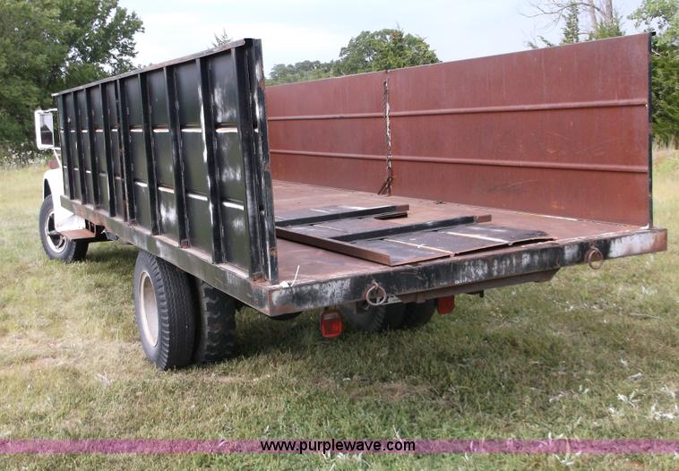 image for item M9267 1974 International Loadstar 1700 service truck