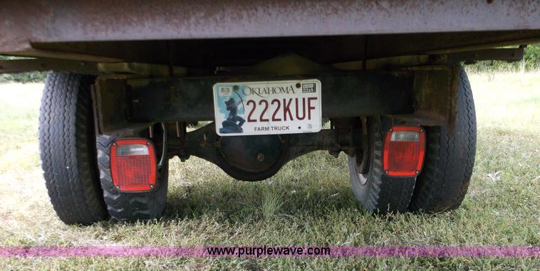 image for item M9267 1974 International Loadstar 1700 service truck