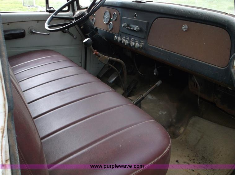 image for item M9267 1974 International Loadstar 1700 service truck