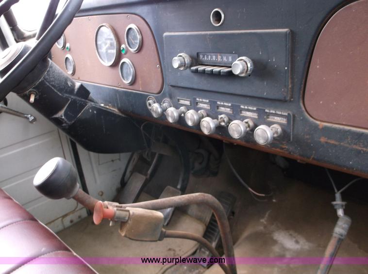 image for item M9267 1974 International Loadstar 1700 service truck