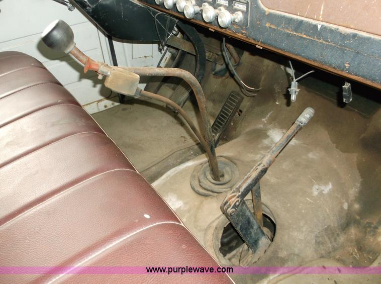 image for item M9267 1974 International Loadstar 1700 service truck