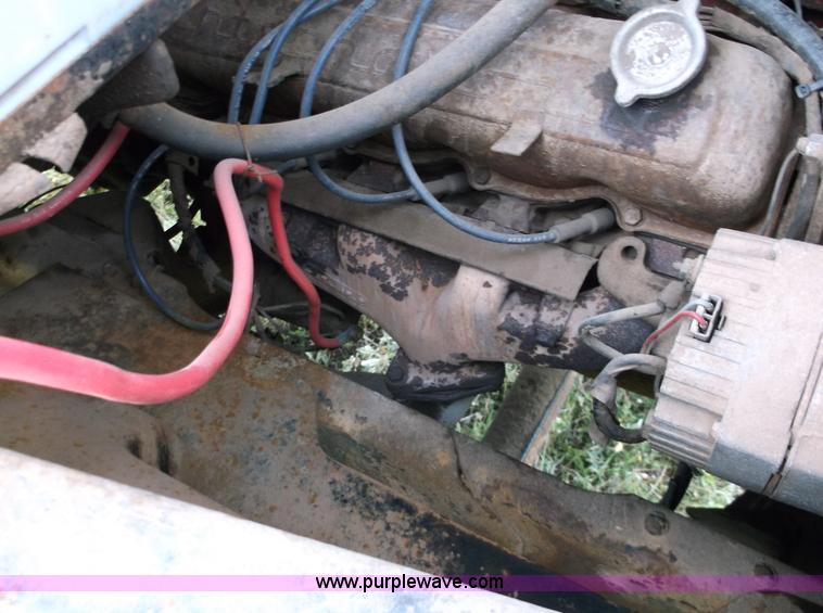 image for item M9267 1974 International Loadstar 1700 service truck