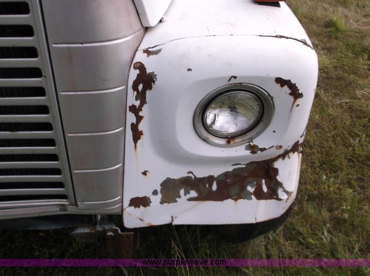 image for item M9267 1974 International Loadstar 1700 service truck