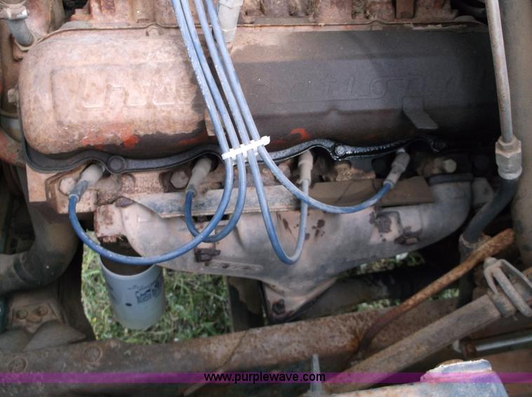 image for item M9267 1974 International Loadstar 1700 service truck