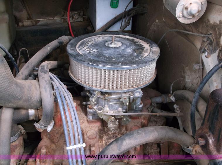 image for item M9267 1974 International Loadstar 1700 service truck