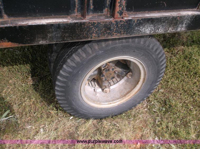 image for item M9267 1974 International Loadstar 1700 service truck