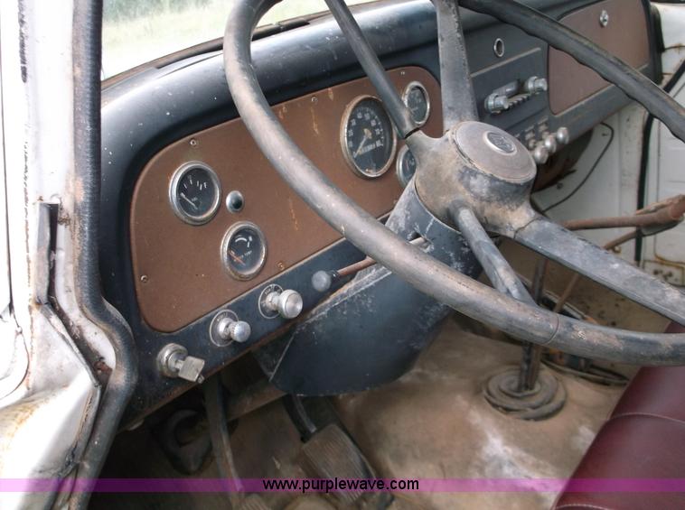 image for item M9267 1974 International Loadstar 1700 service truck