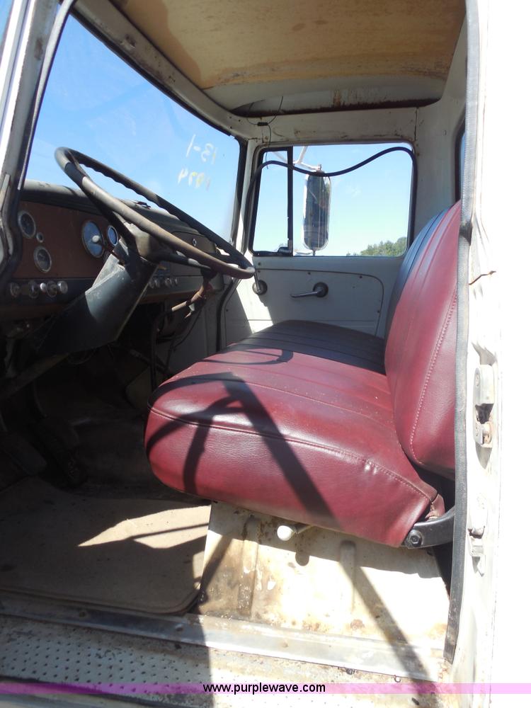 image for item M9267 1974 International Loadstar 1700 service truck