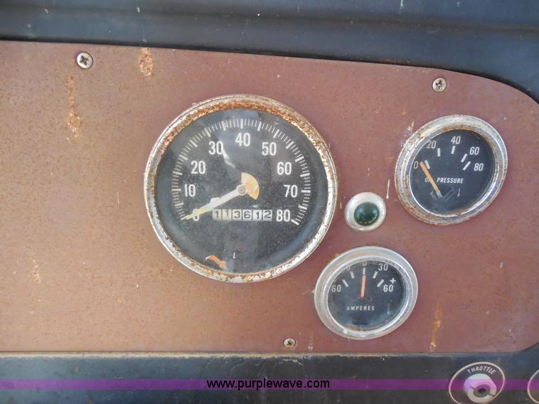 image for item M9267 1974 International Loadstar 1700 service truck