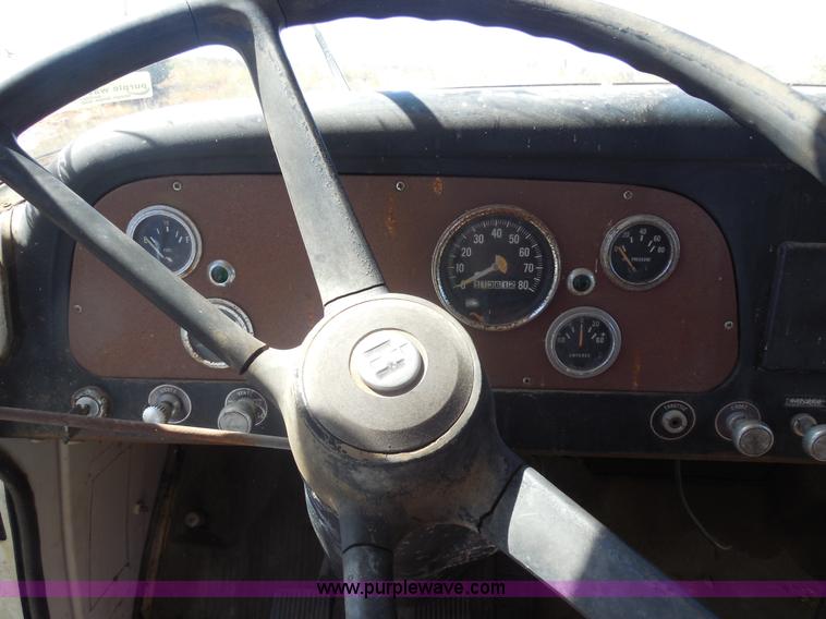 image for item M9267 1974 International Loadstar 1700 service truck