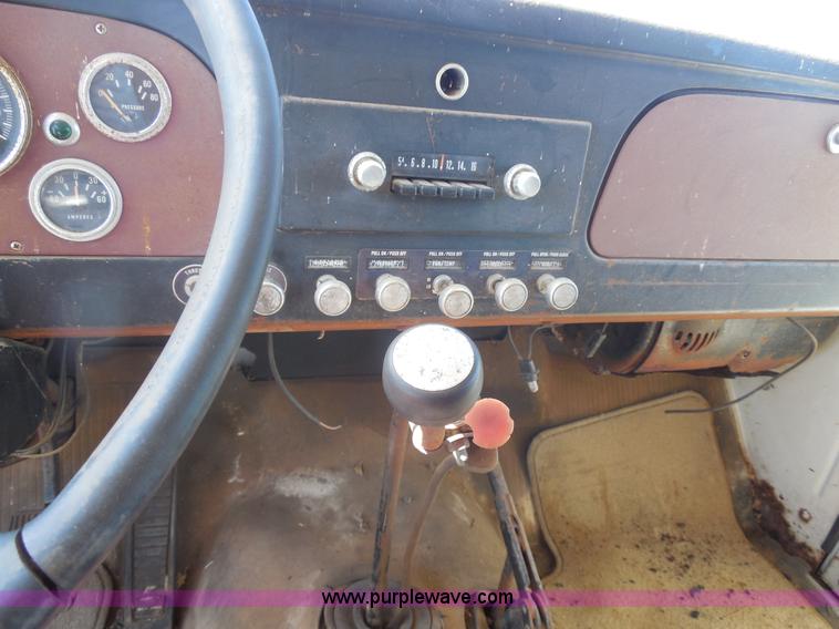 image for item M9267 1974 International Loadstar 1700 service truck