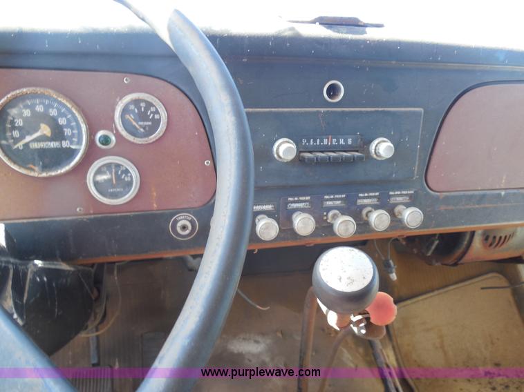 image for item M9267 1974 International Loadstar 1700 service truck