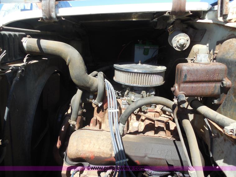 image for item M9267 1974 International Loadstar 1700 service truck