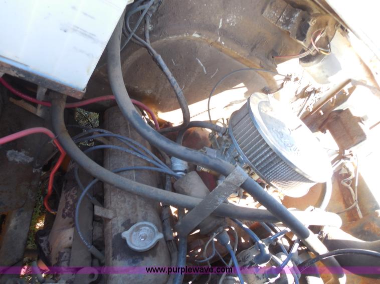 image for item M9267 1974 International Loadstar 1700 service truck