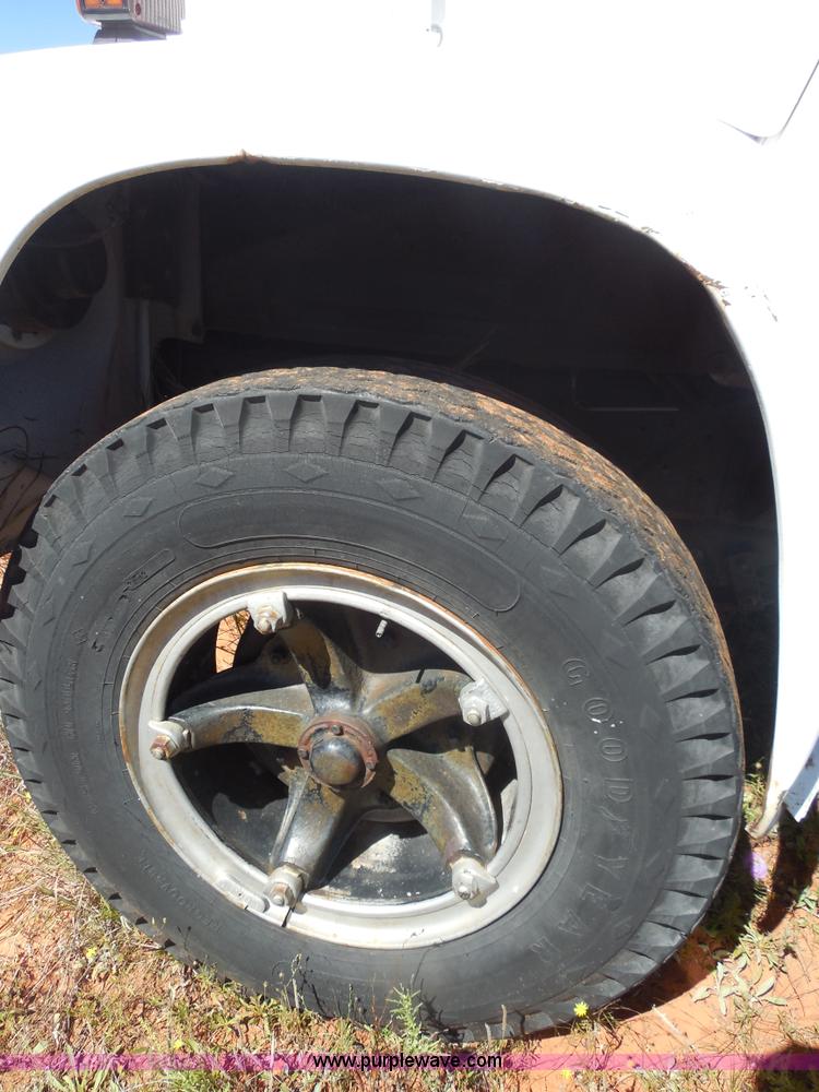 image for item M9267 1974 International Loadstar 1700 service truck