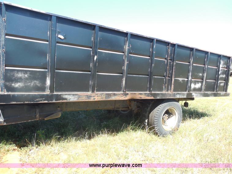 image for item M9267 1974 International Loadstar 1700 service truck