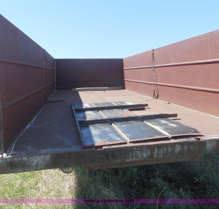 image for item M9267 1974 International Loadstar 1700 service truck