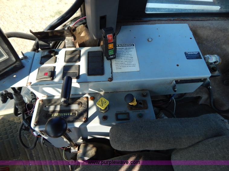 image for item B5885 2002 GVM Prowler 1149T dry fertilizer applicator