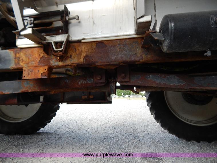 image for item B5886 2004 GVM Prowler 1149T dry fertilizer applicator