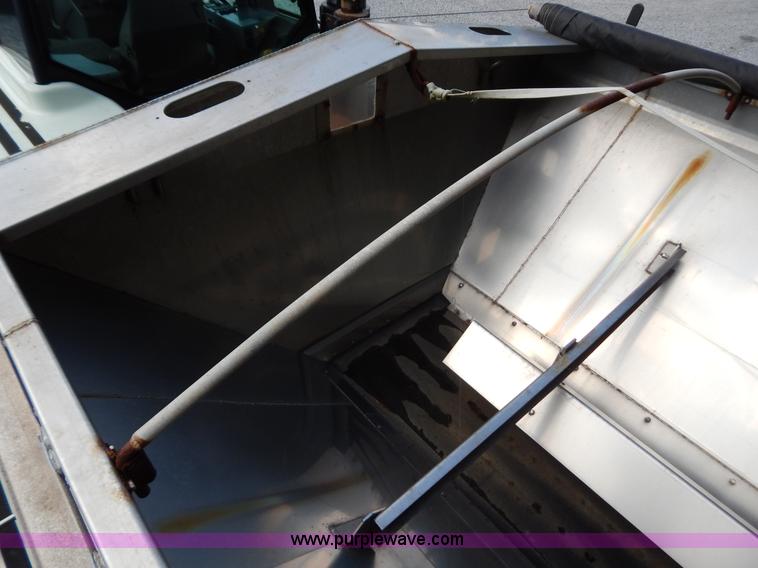 image for item B5886 2004 GVM Prowler 1149T dry fertilizer applicator