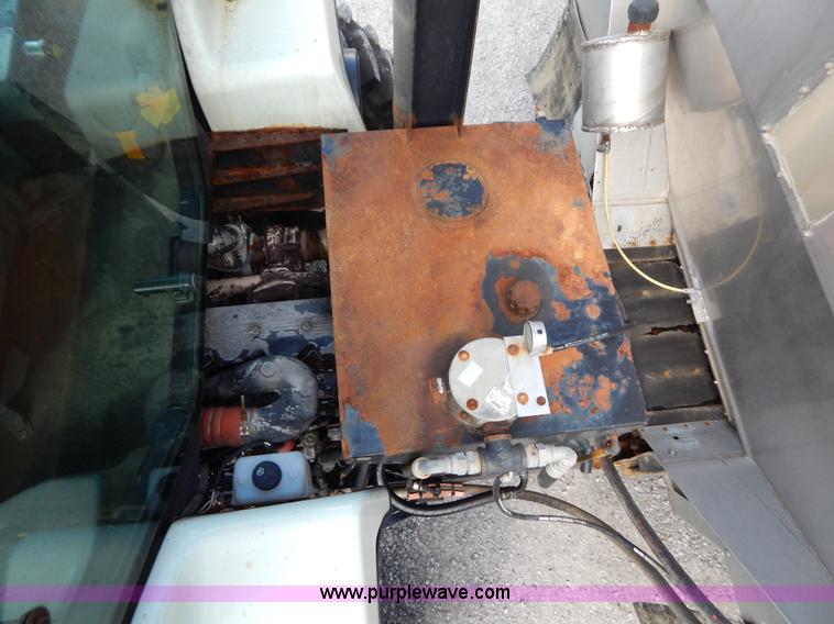 image for item B5886 2004 GVM Prowler 1149T dry fertilizer applicator