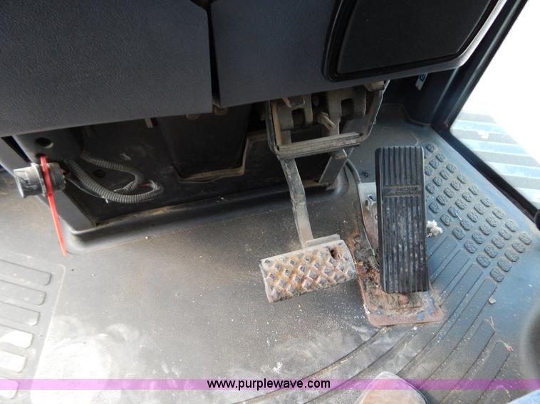 image for item B5886 2004 GVM Prowler 1149T dry fertilizer applicator