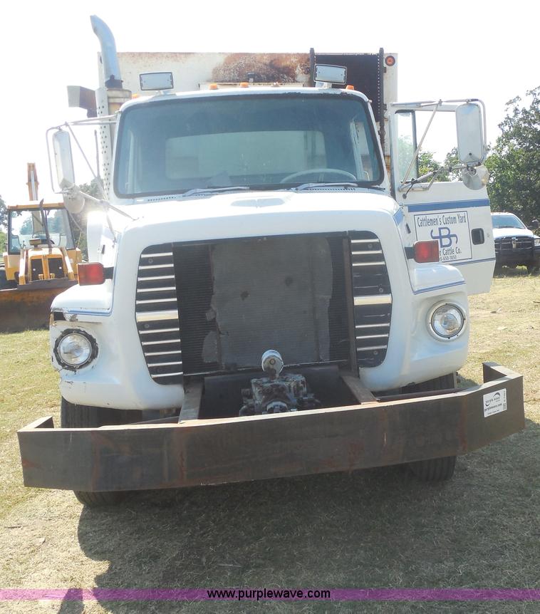 image for item E7601 1991 Ford LS9000 feed truck