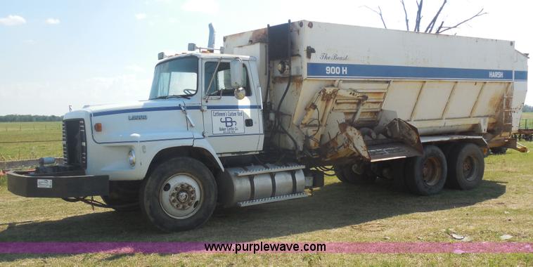 image for item E7601 1991 Ford LS9000 feed truck