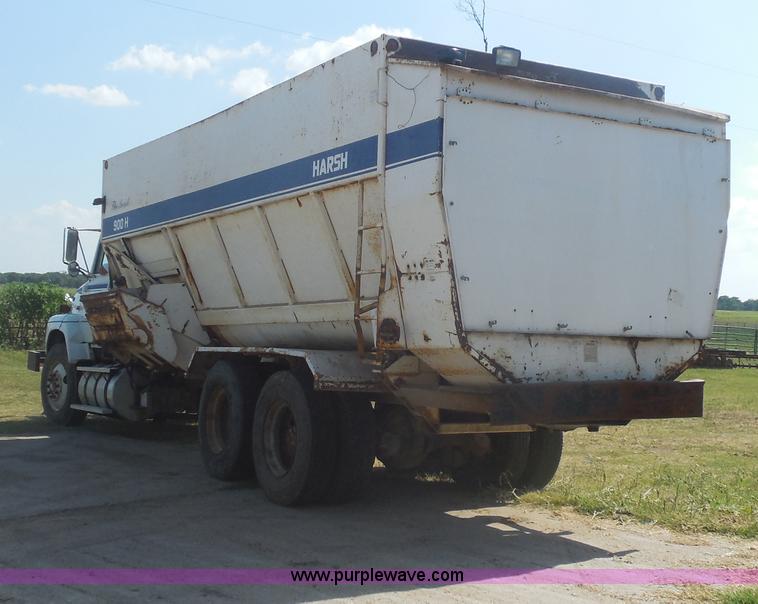 image for item E7601 1991 Ford LS9000 feed truck