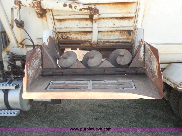 image for item E7601 1991 Ford LS9000 feed truck