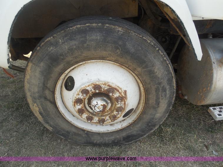 image for item E7601 1991 Ford LS9000 feed truck