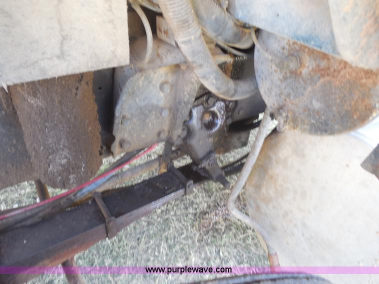 image for item E7601 1991 Ford LS9000 feed truck