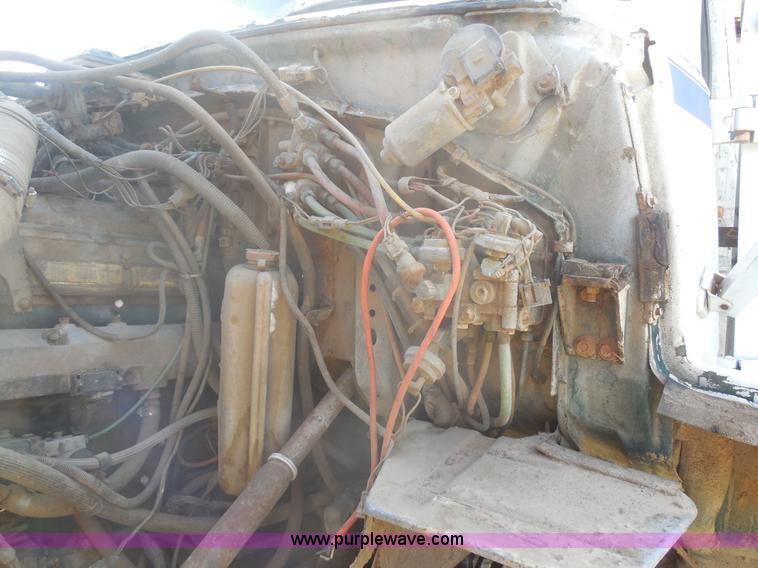 image for item E7601 1991 Ford LS9000 feed truck