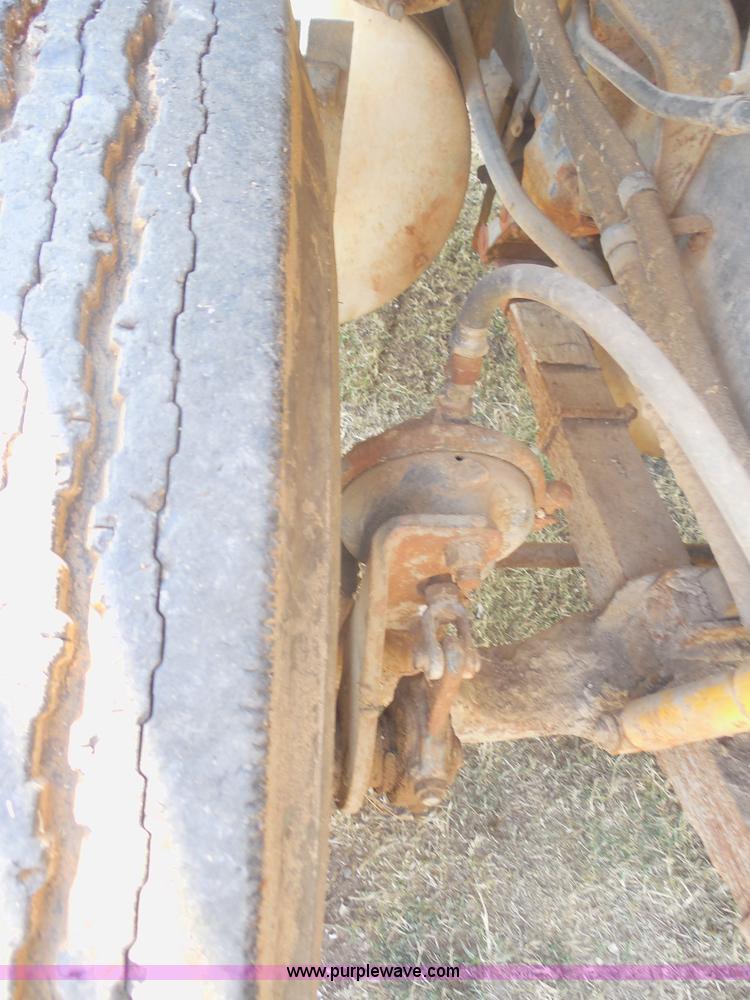 image for item E7601 1991 Ford LS9000 feed truck