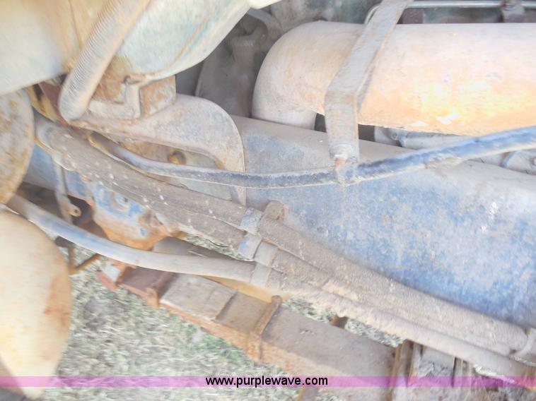 image for item E7601 1991 Ford LS9000 feed truck