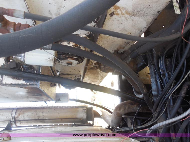 image for item E7601 1991 Ford LS9000 feed truck