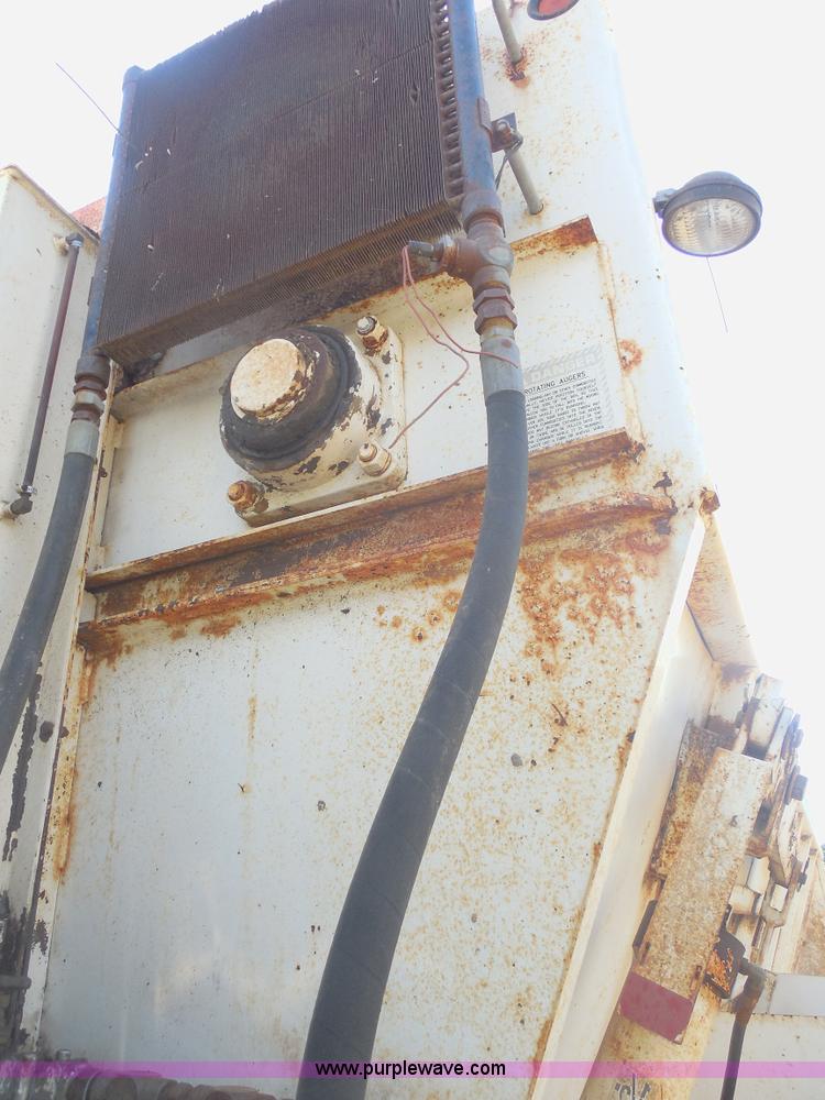 image for item E7601 1991 Ford LS9000 feed truck