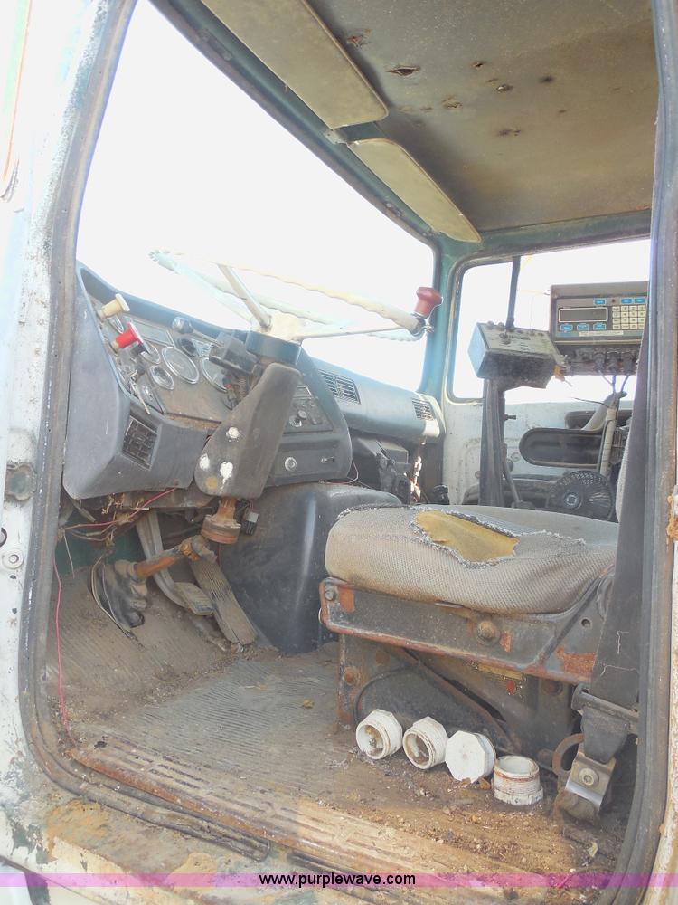 image for item E7601 1991 Ford LS9000 feed truck